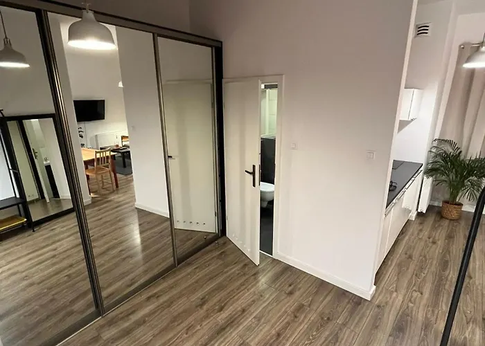 Windows To The Stylish Lägenhet Poznań